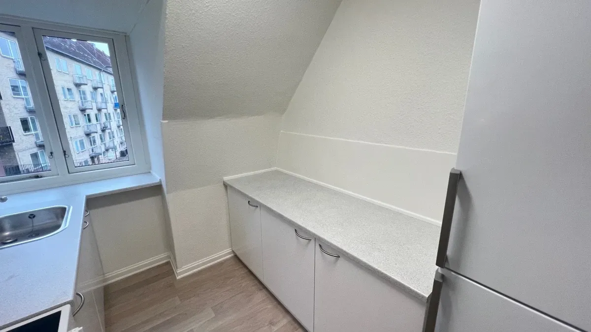 Renoveret 2-værelses central lejlighed med altan - Randers - Foto 2