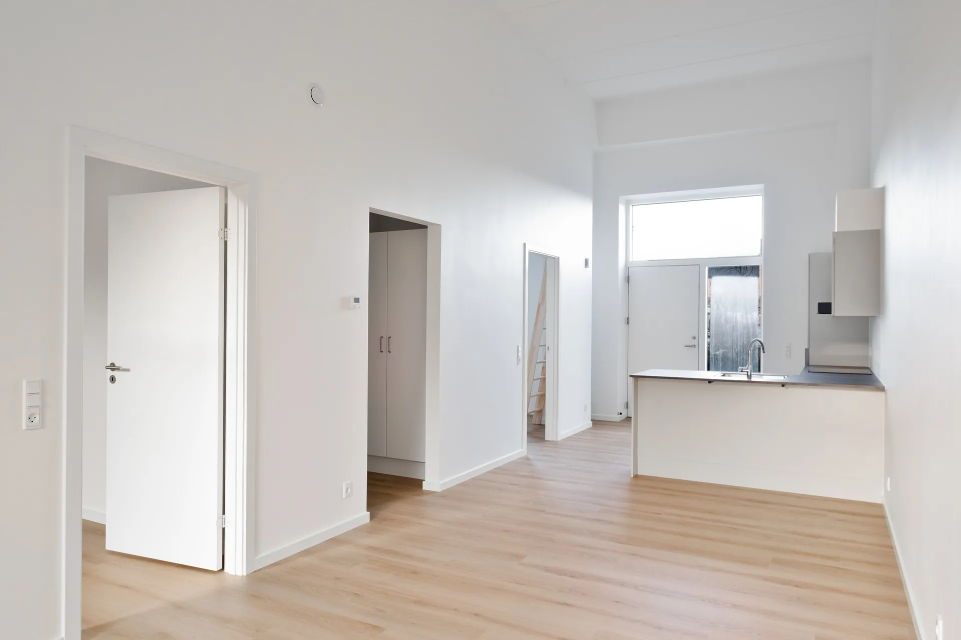 Rummelig 3-værelses lejlighed med vestvendt terrasse i Aalborg - Foto 3