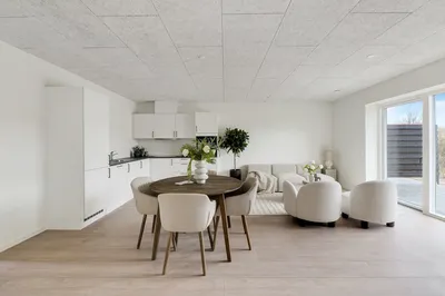 Moderne 3-værelsesrækkehus med privat terrasse og parkering i Køge